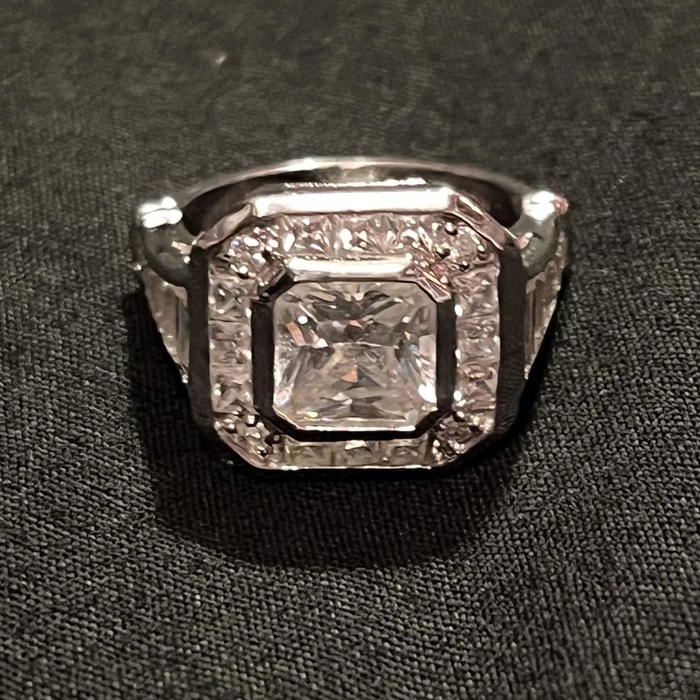 Sterling silver and CZ ring - Picture 2 of 8